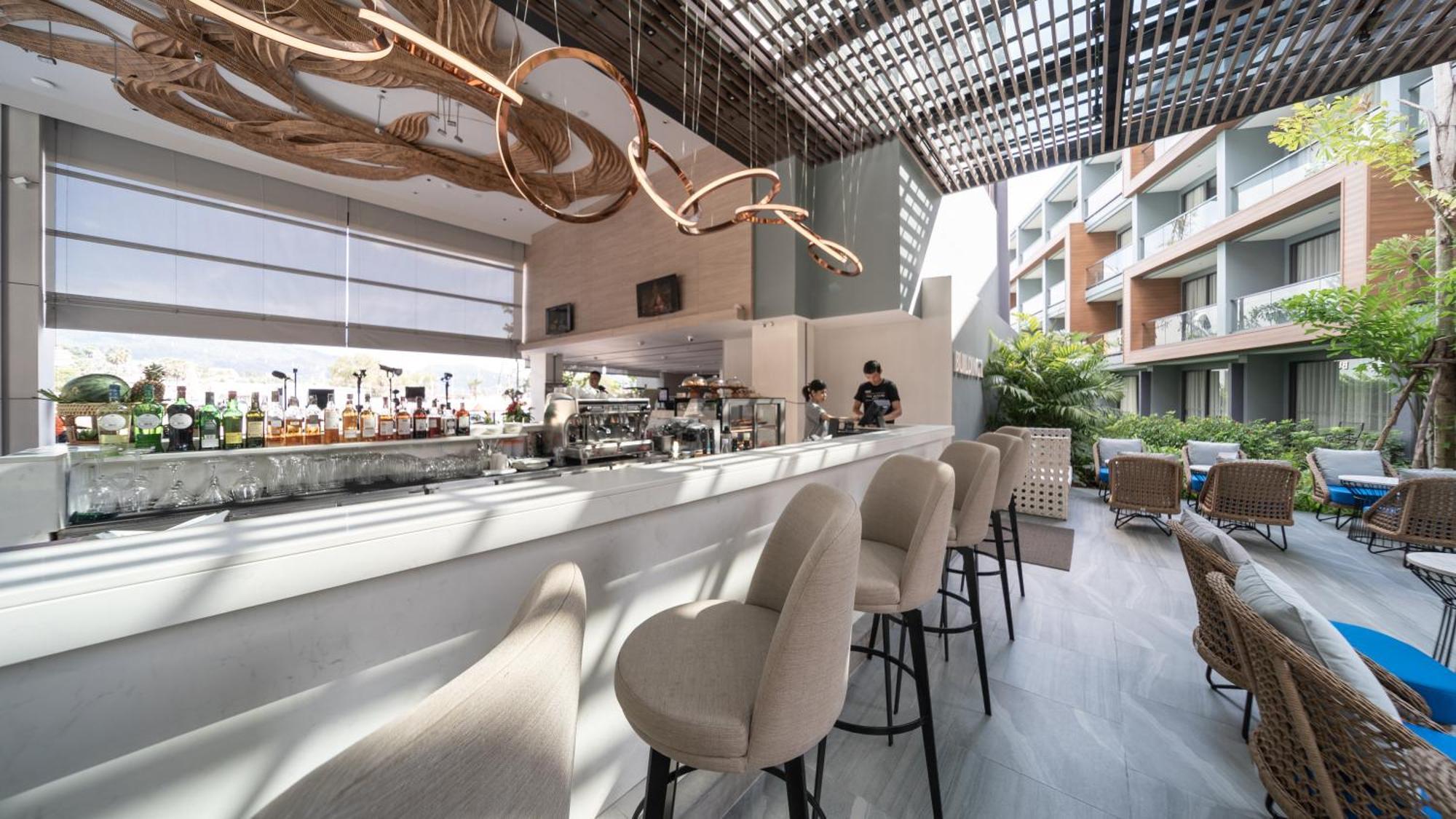 The Nature Phuket - Sha Extra Plus Экстерьер фото The bar at the 101 Skybar